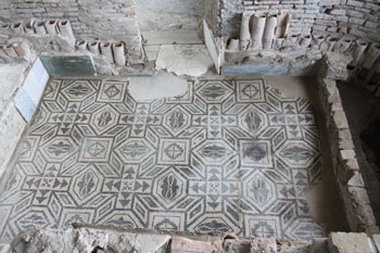 Villa Romana Di Palazzi Di Casignana - Calidarium, Pavimento Con Mosaico A Motivi Geometrici